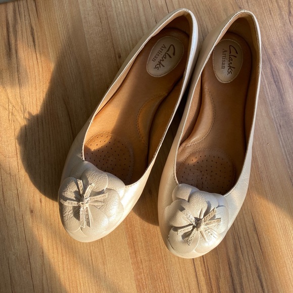 Clarks artisan genuine leather flats in a glossy cream/champagne colour - Picture 4 of 5